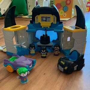 DC SUPER FRIENDS Little People Batman Toy Deluxe Batcave Playset